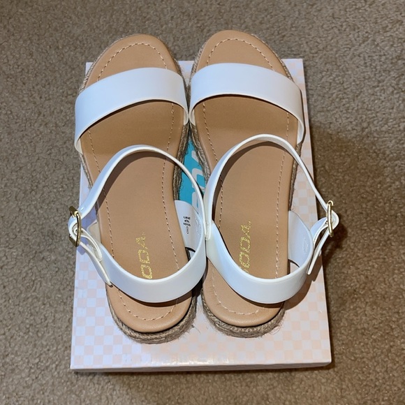 Soda Clips Flatform Sandal - Picture 7 of 8